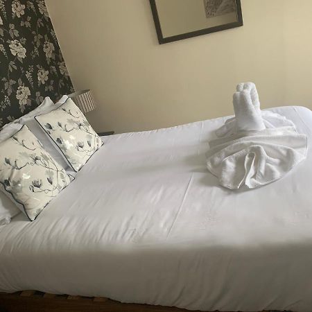 Hotel The Swan @ Stoford Exteriér fotografie A bed with a duvet