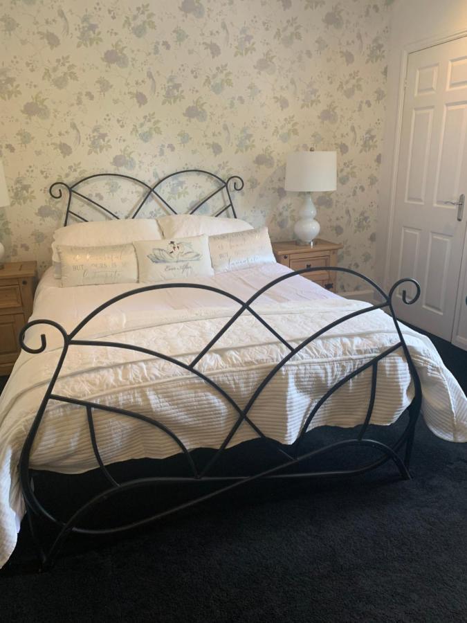 Hotel The Swan @ Stoford Exteriér fotografie Wrought iron bed