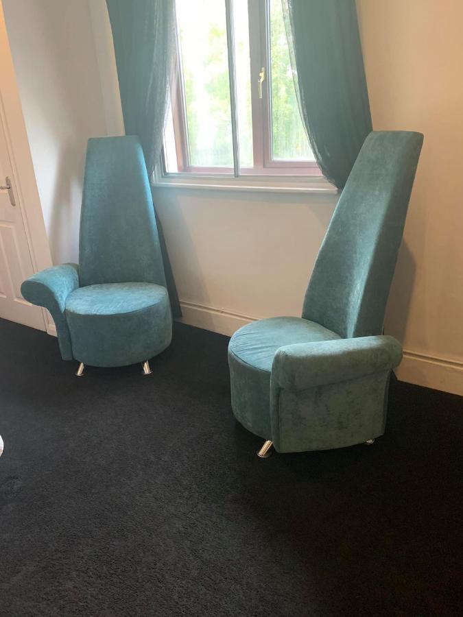 Hotel The Swan @ Stoford Exteriér fotografie The original chairs at the BBC Television Centre