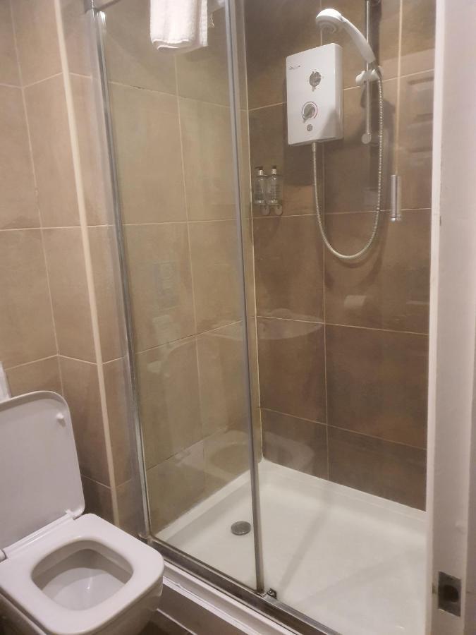 Hotel The Swan @ Stoford Exteriér fotografie A shower cubicle