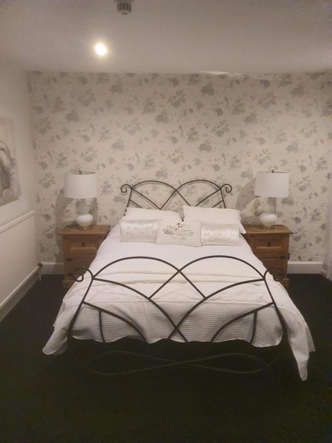 Hotel The Swan @ Stoford Exteriér fotografie A bedroom at the hotel