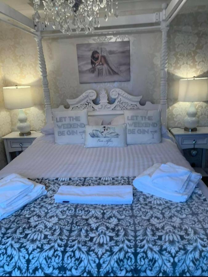 Hotel The Swan @ Stoford Exteriér fotografie The wedding bed