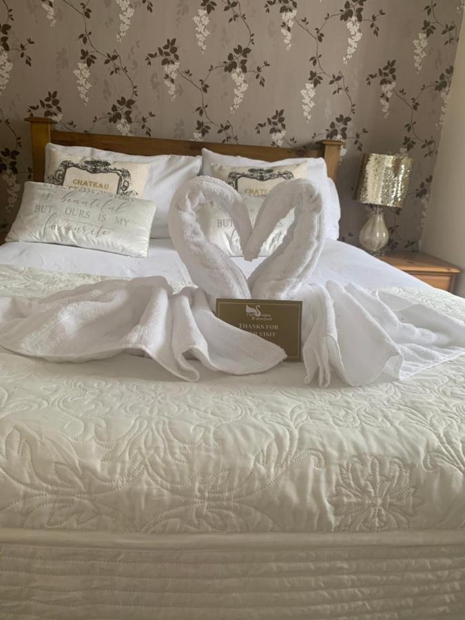 Hotel The Swan @ Stoford Exteriér fotografie A bed at the hotel