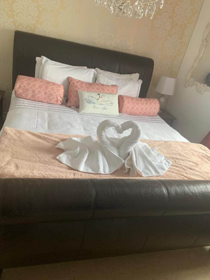 Hotel The Swan @ Stoford Exteriér fotografie A bed with a heart shaped towel