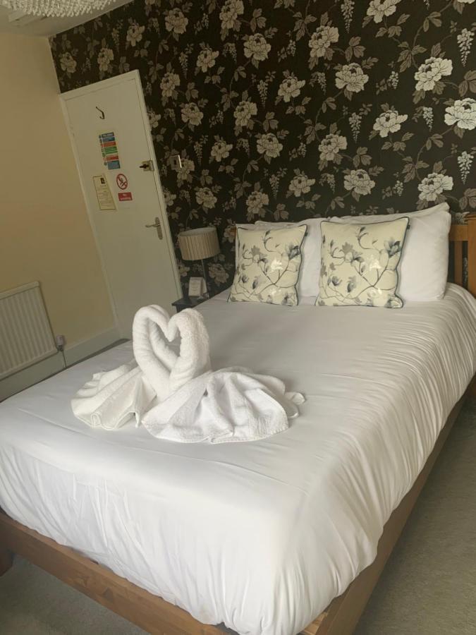 Hotel The Swan @ Stoford Exteriér fotografie A bed with a towel swan