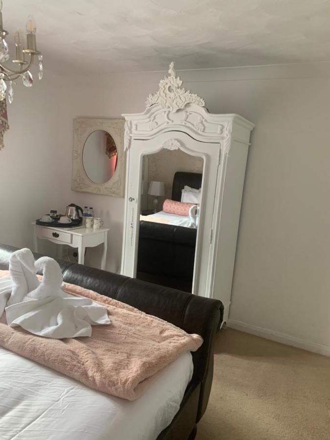 Hotel The Swan @ Stoford Exteriér fotografie A mirrored armoire