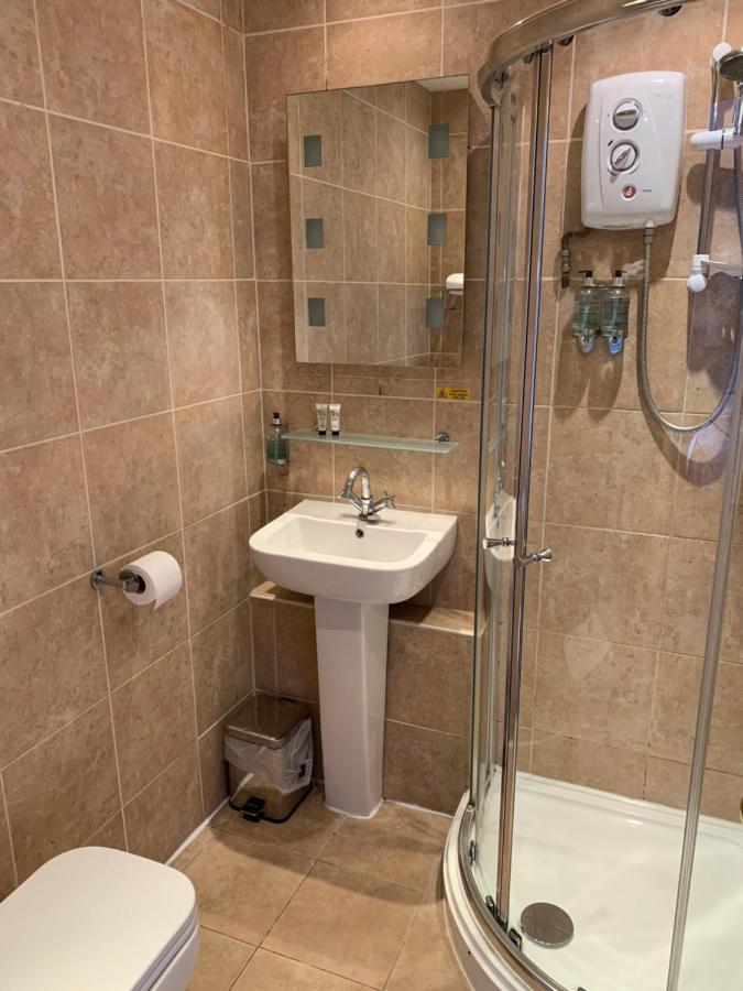 Hotel The Swan @ Stoford Exteriér fotografie A shower cubicle
