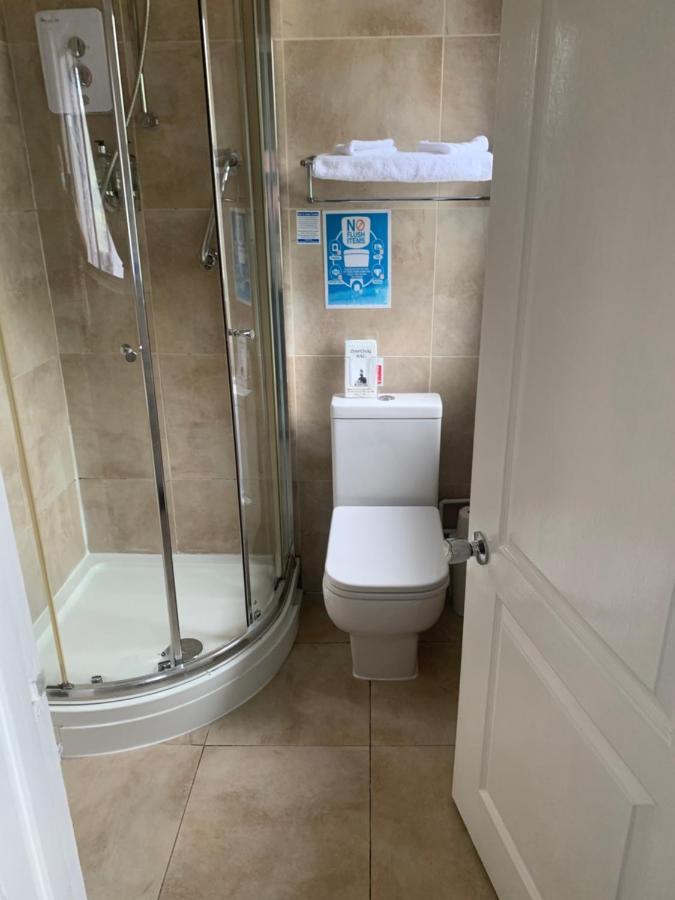 Hotel The Swan @ Stoford Exteriér fotografie A shower cubicle